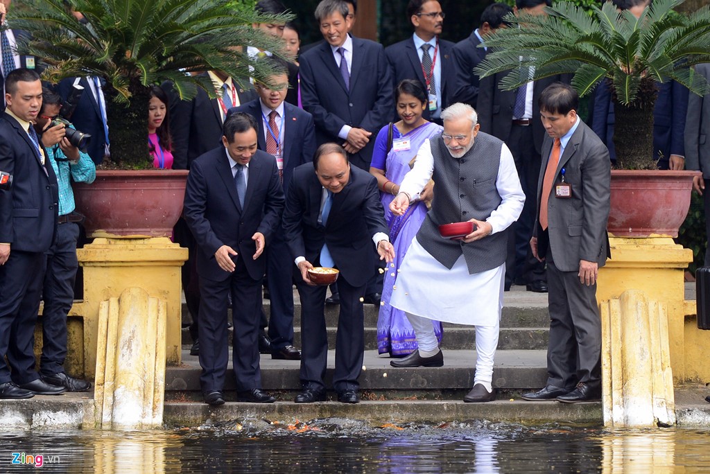 Thủ tướng Ấn Độ dâng hương ở chùa Quán Sứ