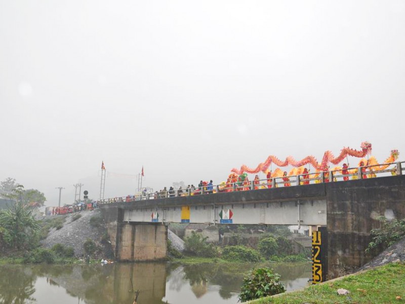 Đoàn rước tượng trên cầu Điền Hộ