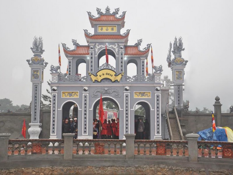 Cổng Tam quan chùa Hàn Sơn trong ngày rước tượng