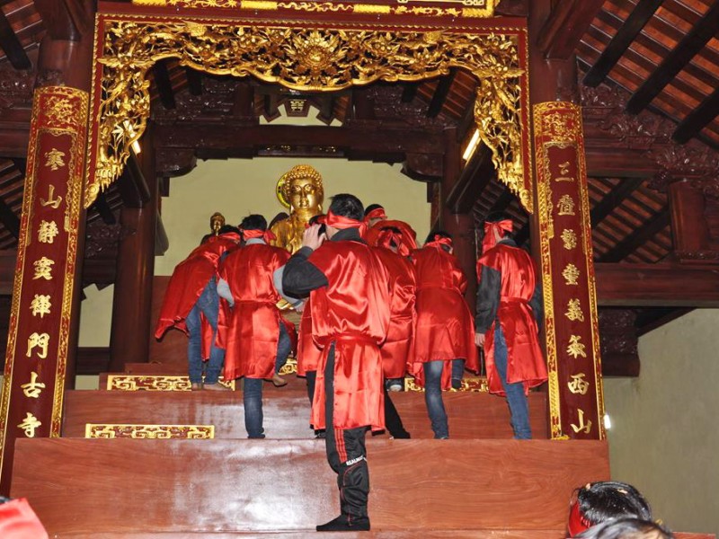 Tượng Phật được nghinh đón vào chùa