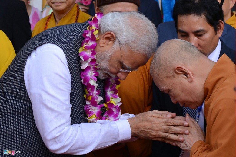Thủ tướng Ấn Độ dâng hương ở chùa Quán Sứ