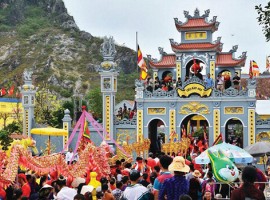 Trò chơi dân gian, văn nghệ, lễ rước kiệu tại lễ hội chùa Hàn Sơn  - Cửa Thần phù 2017
